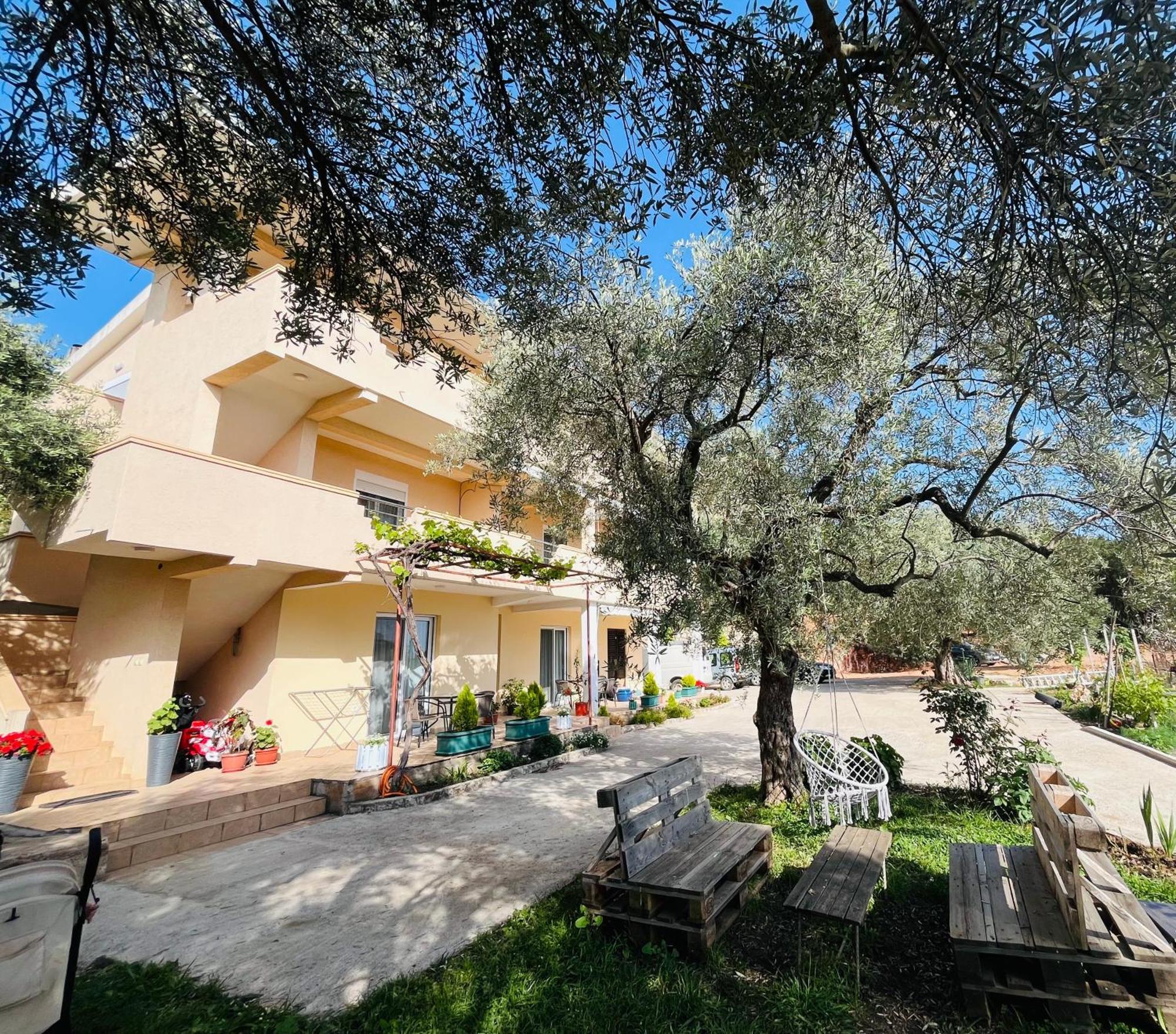 Olive Garden Apartment Bar Exterior photo